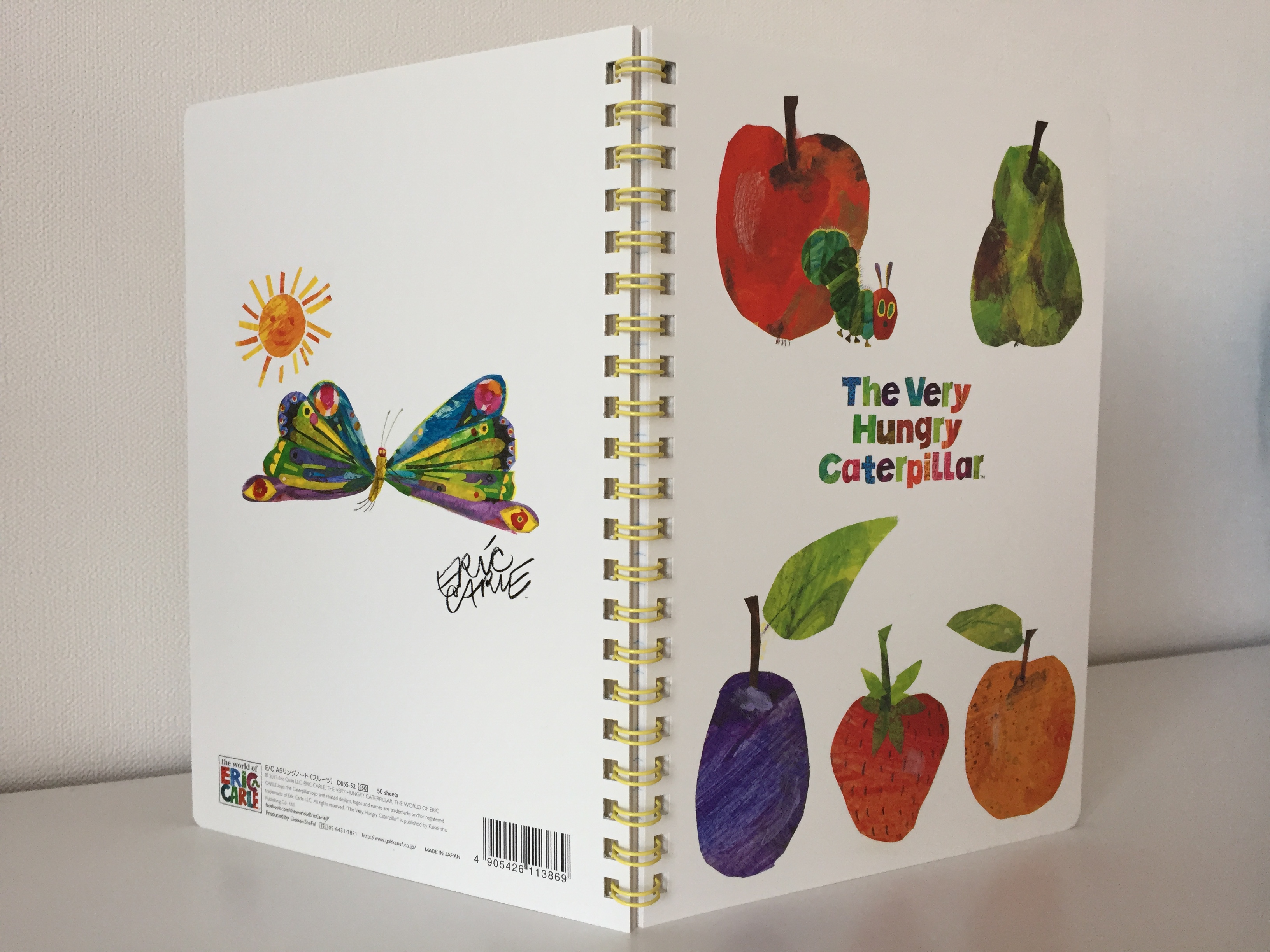 机の上にもはらぺこあおむし 大人だって あおむしグッズに癒されたい